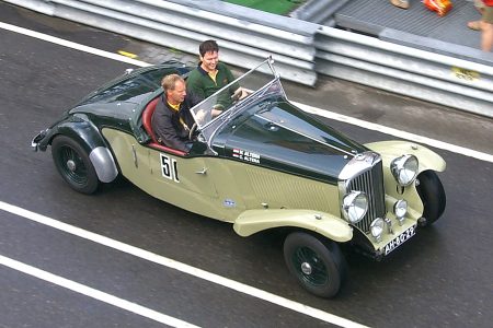 Jan Altena rijdend met de Bentley Special op het circuit van Assen...